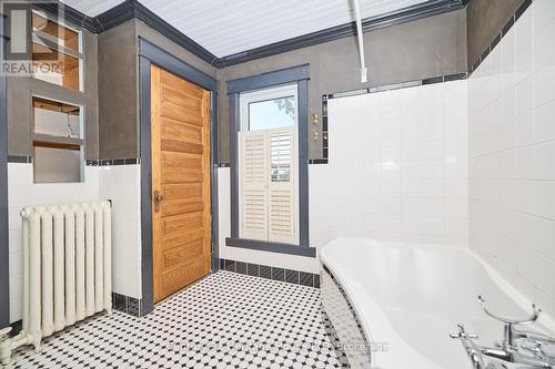 83 Maple Avenue, Welland (772 - Broadway), ON - Indoor Photo Showing Bathroom