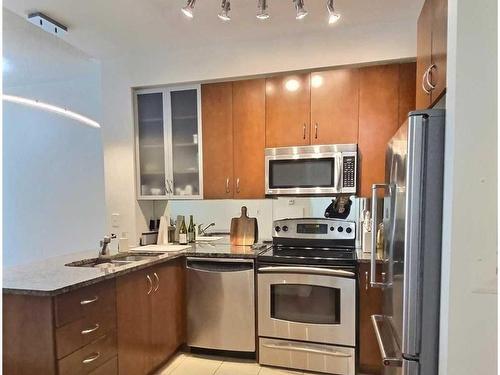 508-18 Yorkville Ave, Toronto, ON - Indoor Photo Showing Kitchen With Stainless Steel Kitchen With Double Sink