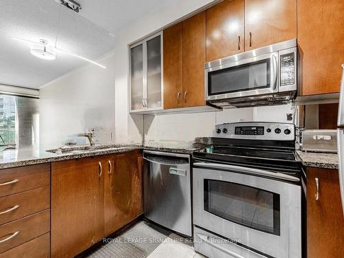 508-18 Yorkville Ave, Toronto, ON - Indoor Photo Showing Kitchen