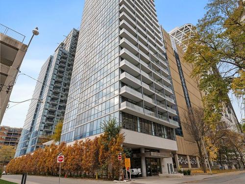 907-210 Simcoe St, Toronto, ON - Outdoor With Balcony With Facade