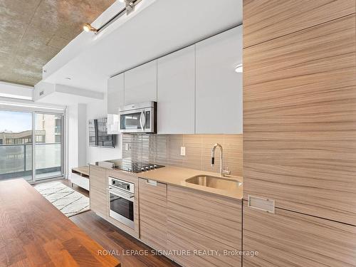 907-210 Simcoe St, Toronto, ON - Indoor Photo Showing Kitchen With Upgraded Kitchen