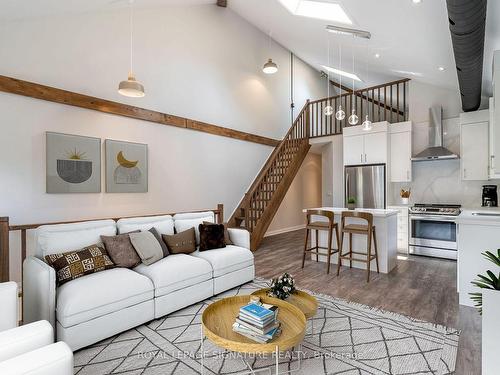 Upper-182 Millwood Rd, Toronto, ON - Indoor Photo Showing Living Room