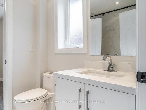 Upper-182 Millwood Rd, Toronto, ON - Indoor Photo Showing Bathroom