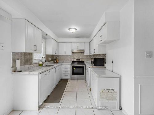 18 Charlton Cres, Ajax, ON - Indoor Photo Showing Kitchen