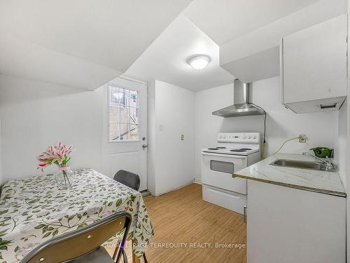 18 Charlton Cres, Ajax, ON - Indoor Photo Showing Kitchen