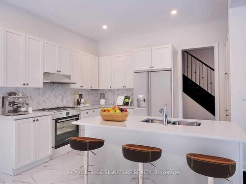 32 Robert Baldwin Blvd, East Gwillimbury, ON - Indoor Photo Showing Kitchen With Double Sink