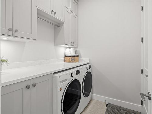 2306 Grove Cres, Sidney, BC - Indoor Photo Showing Laundry Room