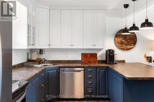 1368 Haist Street, Pelham (662 - Fonthill), ON - Indoor Photo Showing Kitchen With Double Sink