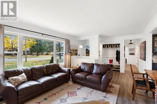 1368 Haist Street, Pelham (662 - Fonthill), ON - Indoor Photo Showing Living Room