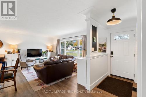 1368 Haist Street, Pelham (662 - Fonthill), ON - Indoor Photo Showing Living Room