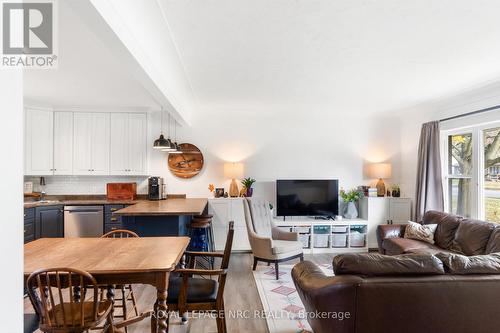 1368 Haist Street, Pelham (662 - Fonthill), ON - Indoor Photo Showing Living Room