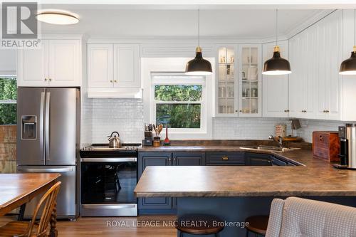 1368 Haist Street, Pelham (662 - Fonthill), ON - Indoor Photo Showing Kitchen With Double Sink