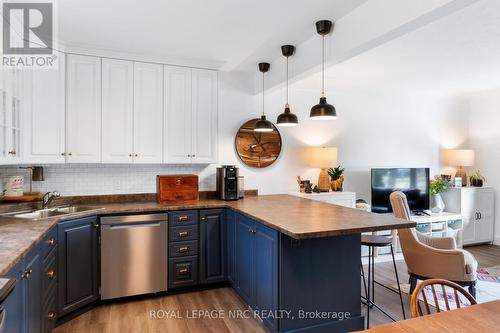 1368 Haist Street, Pelham (662 - Fonthill), ON - Indoor Photo Showing Kitchen With Double Sink