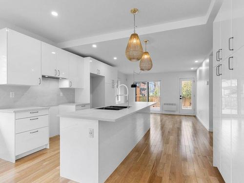 Kitchen - 190 Av. De Merton, Saint-Lambert, QC - Indoor Photo Showing Kitchen With Upgraded Kitchen