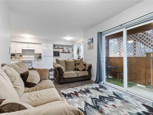 7133 Grant Rd West, Sooke, BC - Indoor Photo Showing Living Room