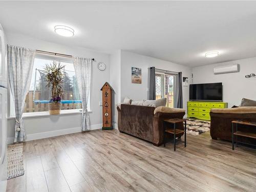 7133 Grant Rd West, Sooke, BC - Indoor Photo Showing Living Room