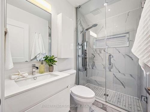 54 Bellevue Ave, Toronto, ON - Indoor Photo Showing Bathroom