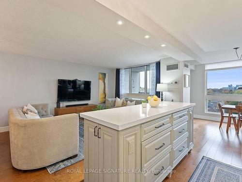 1008-5 Kenneth Ave, Toronto, ON - Indoor Photo Showing Living Room