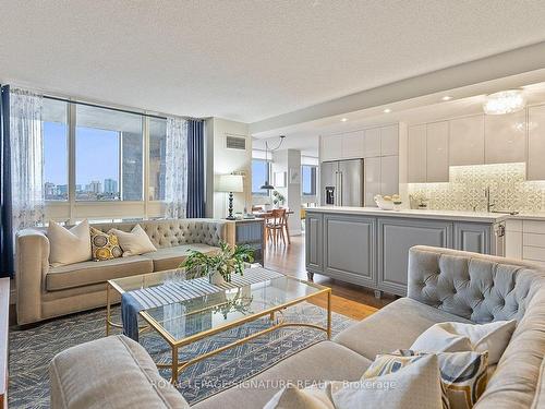 1008-5 Kenneth Ave, Toronto, ON - Indoor Photo Showing Living Room