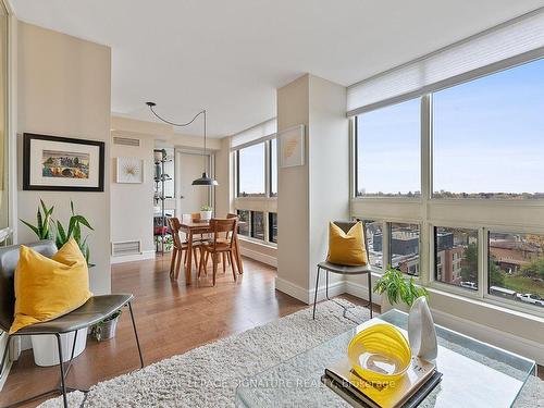 1008-5 Kenneth Ave, Toronto, ON - Indoor Photo Showing Living Room