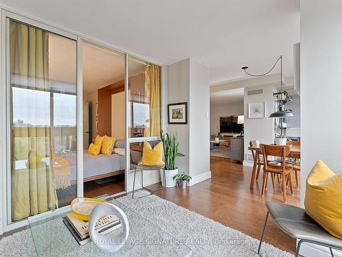 1008-5 Kenneth Ave, Toronto, ON - Indoor Photo Showing Living Room