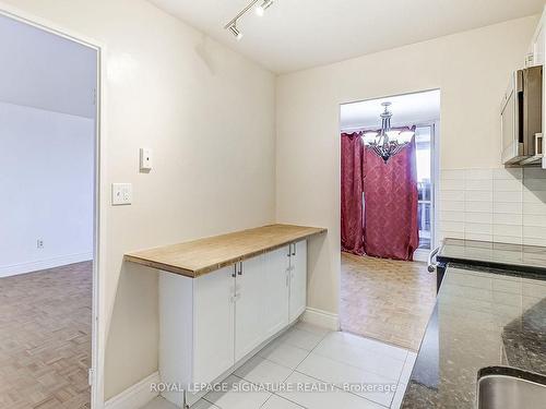 2007-1 Massey Sq, Toronto, ON - Indoor Photo Showing Kitchen With Upgraded Kitchen