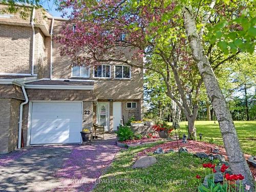 22 Henderson Dr, Aurora, ON - Outdoor