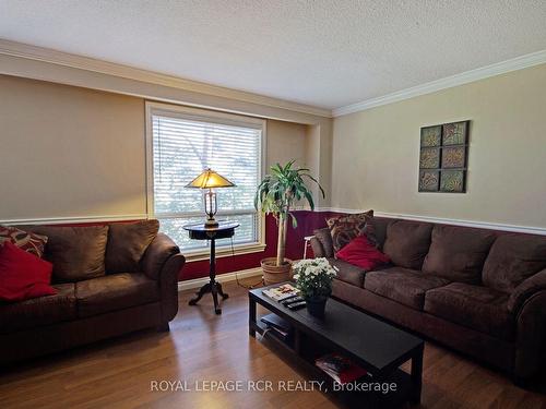 22 Henderson Dr, Aurora, ON - Indoor Photo Showing Living Room