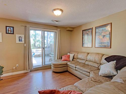 22 Henderson Dr, Aurora, ON - Indoor Photo Showing Living Room