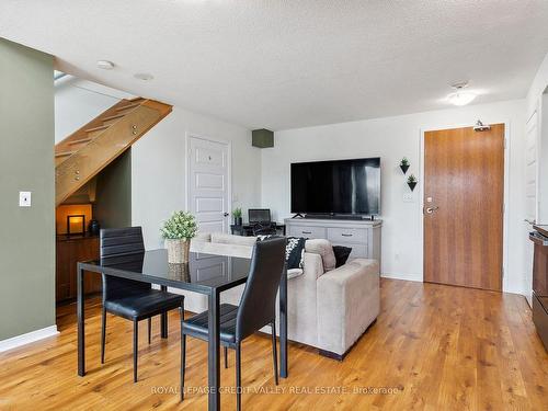 217-215 Queen St, Brampton, ON - Indoor Photo Showing Dining Room