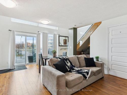 217-215 Queen St, Brampton, ON - Indoor Photo Showing Living Room