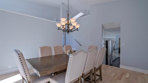 359 Stellar Drive, Kelowna, BC - Indoor Photo Showing Living Room