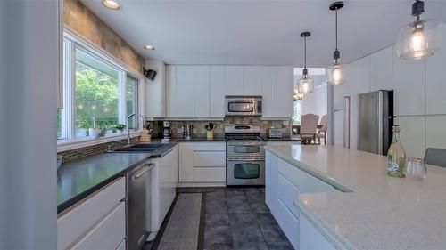 359 Stellar Drive, Kelowna, BC - Indoor Photo Showing Dining Room