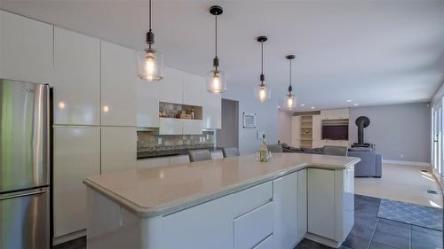 359 Stellar Drive, Kelowna, BC - Indoor Photo Showing Kitchen With Upgraded Kitchen