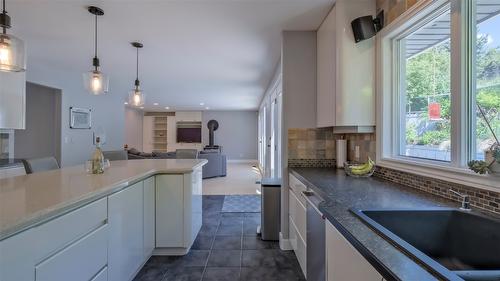 359 Stellar Drive, Kelowna, BC - Indoor Photo Showing Kitchen With Double Sink With Upgraded Kitchen