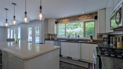 359 Stellar Drive, Kelowna, BC - Indoor Photo Showing Kitchen With Upgraded Kitchen