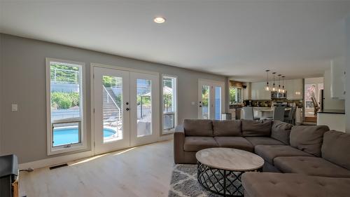 359 Stellar Drive, Kelowna, BC - Indoor Photo Showing Kitchen With Upgraded Kitchen