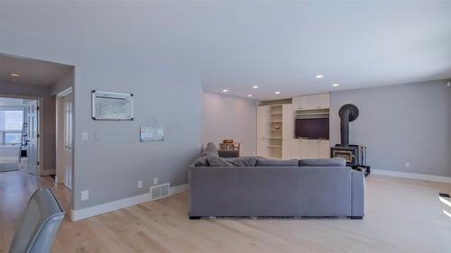 359 Stellar Drive, Kelowna, BC - Indoor Photo Showing Living Room