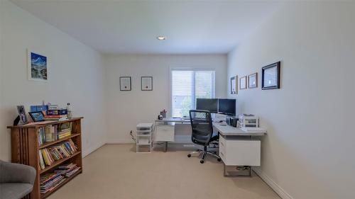 359 Stellar Drive, Kelowna, BC - Indoor Photo Showing Living Room