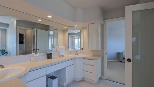 359 Stellar Drive, Kelowna, BC - Indoor Photo Showing Bathroom