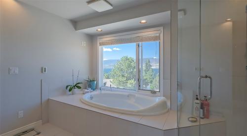 359 Stellar Drive, Kelowna, BC - Indoor Photo Showing Bathroom