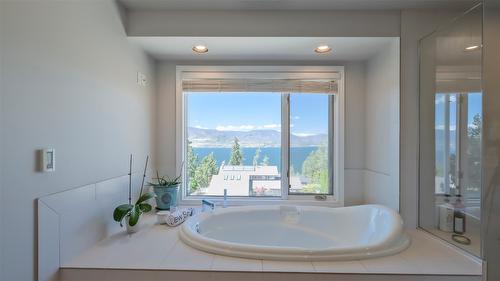 359 Stellar Drive, Kelowna, BC - Indoor Photo Showing Bathroom