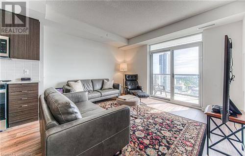 55 Duke Street Unit# 2207, Kitchener, ON - Indoor Photo Showing Living Room