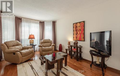 4535 Gatineau Avenue, Mississauga, ON - Indoor Photo Showing Living Room