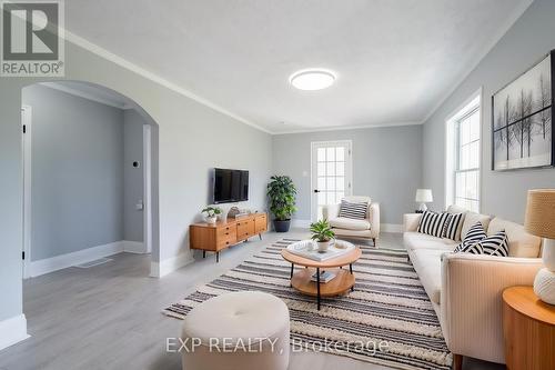 728 Gorham Road, Fort Erie, ON - Indoor Photo Showing Living Room