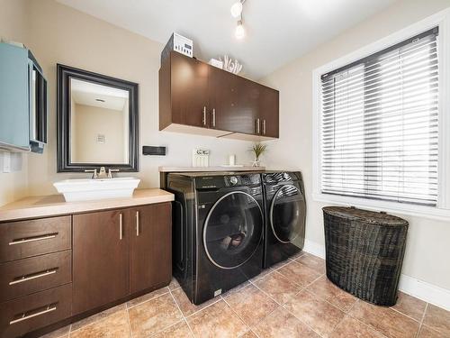 Salle de bains - 443 Rue Hébert, Sainte-Julie, QC - Indoor Photo Showing Laundry Room