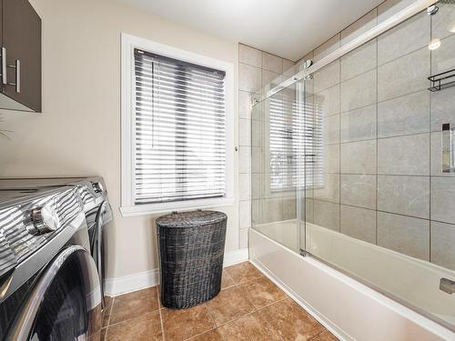 Salle de bains - 443 Rue Hébert, Sainte-Julie, QC - Indoor Photo Showing Laundry Room