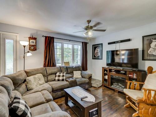 Living room - 136Z Rue Jimmy, Sainte-Sophie, QC - Indoor Photo Showing Living Room