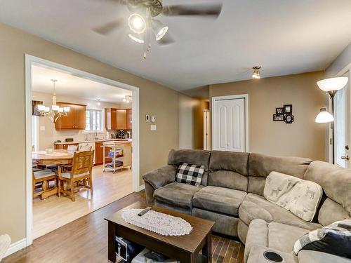 Living room - 136Z Rue Jimmy, Sainte-Sophie, QC - Indoor Photo Showing Living Room