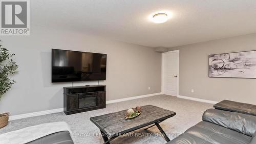 27 Feathers Crossing, St. Thomas, ON - Indoor Photo Showing Living Room